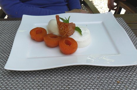 20140612_SAM_1743_ES71 30€ dessert Abricots pochés à la vanille bourbon, mousse au fromage blanc